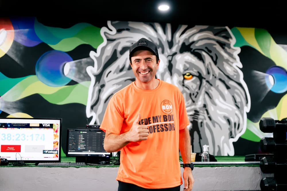 Recepção de uma unidade My Box com painel de atendimento e mural do leão da marca